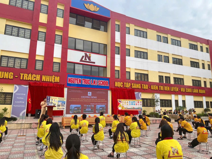 CÔNG AN XÃ HƯNG ĐẠO PHỐI HỢP ĐỘI CẢNH SÁT GIAO THÔNG SỐ 11 TUYÊN TRUYỀN AN TOÀN GIAO THÔNG TẠI TRƯỜNG LIÊN CẤP NGUYỄN TRỰC- Ảnh 2.