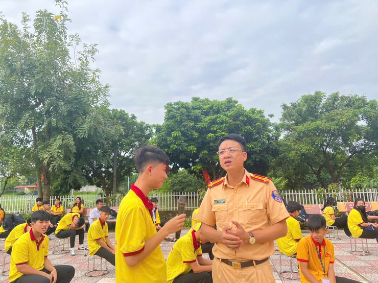 CÔNG AN XÃ HƯNG ĐẠO PHỐI HỢP ĐỘI CẢNH SÁT GIAO THÔNG SỐ 11 TUYÊN TRUYỀN AN TOÀN GIAO THÔNG TẠI TRƯỜNG LIÊN CẤP NGUYỄN TRỰC- Ảnh 4.