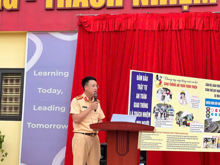 CÔNG AN XÃ HƯNG ĐẠO PHỐI HỢP ĐỘI CẢNH SÁT GIAO THÔNG SỐ 11 TUYÊN TRUYỀN AN TOÀN GIAO THÔNG TẠI TRƯỜNG LIÊN CẤP NGUYỄN TRỰC- Ảnh 1.