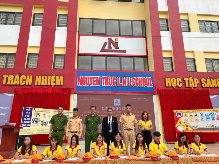 CÔNG AN XÃ HƯNG ĐẠO PHỐI HỢP ĐỘI CẢNH SÁT GIAO THÔNG SỐ 11 TUYÊN TRUYỀN AN TOÀN GIAO THÔNG TẠI TRƯỜNG LIÊN CẤP NGUYỄN TRỰC- Ảnh 3.
