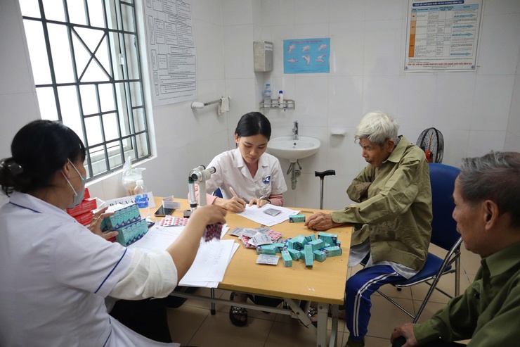 Chương trình khám, chăm sóc sức khỏe người cao tuổi trên địa bàn phường Từ Liêm năm 2025- Ảnh 4.