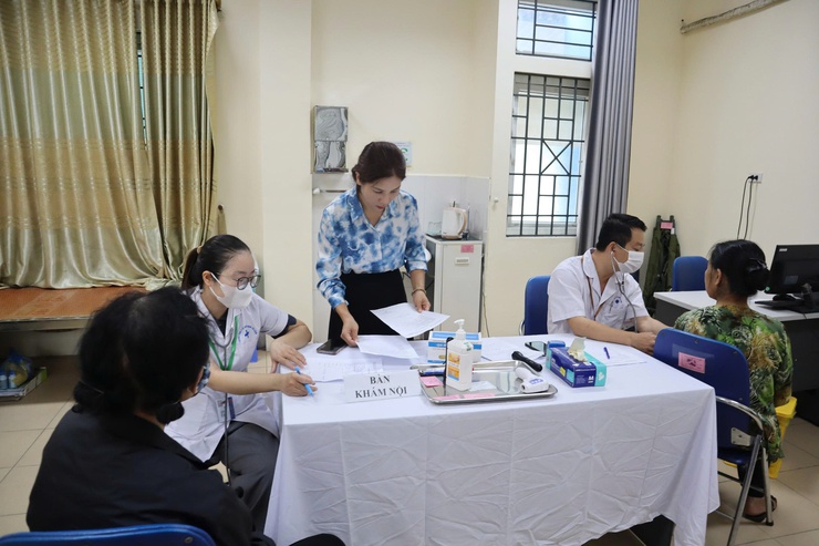 Chương trình khám, chăm sóc sức khỏe người cao tuổi trên địa bàn phường Từ Liêm năm 2025- Ảnh 3.
