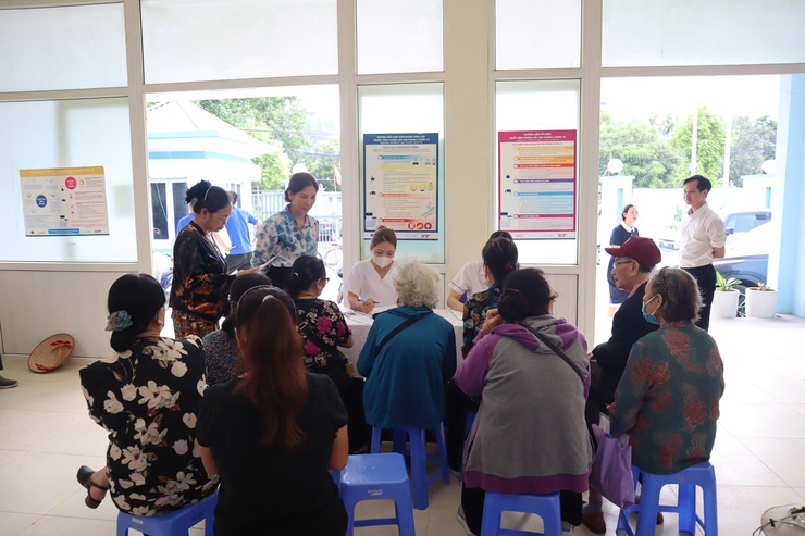 Chương trình khám, chăm sóc sức khỏe người cao tuổi trên địa bàn phường Từ Liêm năm 2025- Ảnh 2.