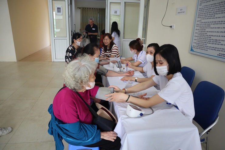 Chương trình khám, chăm sóc sức khỏe người cao tuổi trên địa bàn phường Từ Liêm năm 2025- Ảnh 1.