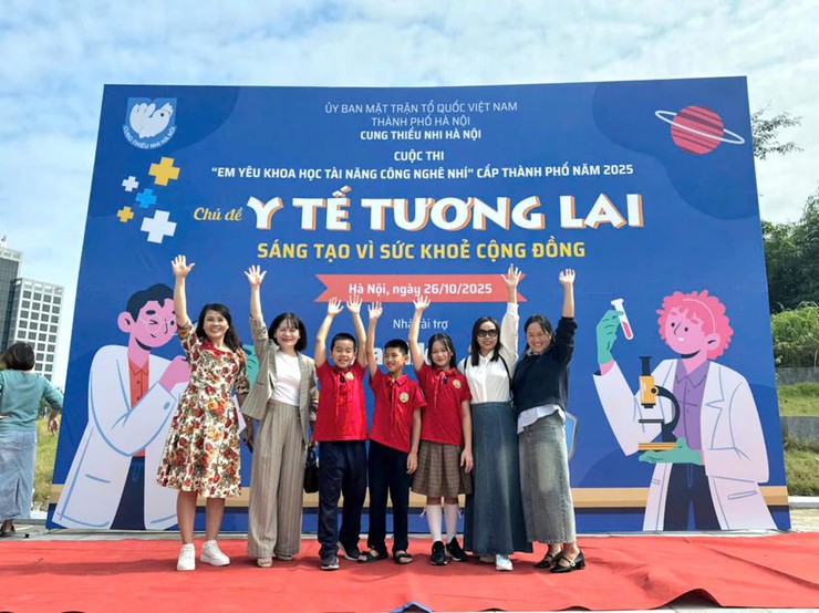 Học sinh Trường Tiểu học Thanh Xuân Nam sôi nổi tham gia cuộc thi"Em yêu khoa học – Tài năng công nghệ nhí" với chủ đề "Y tế tương lai" năm 2025

- Ảnh 1.