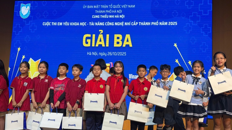 Học sinh Trường Tiểu học Thanh Xuân Nam sôi nổi tham gia cuộc thi"Em yêu khoa học – Tài năng công nghệ nhí" với chủ đề "Y tế tương lai" năm 2025

- Ảnh 7.