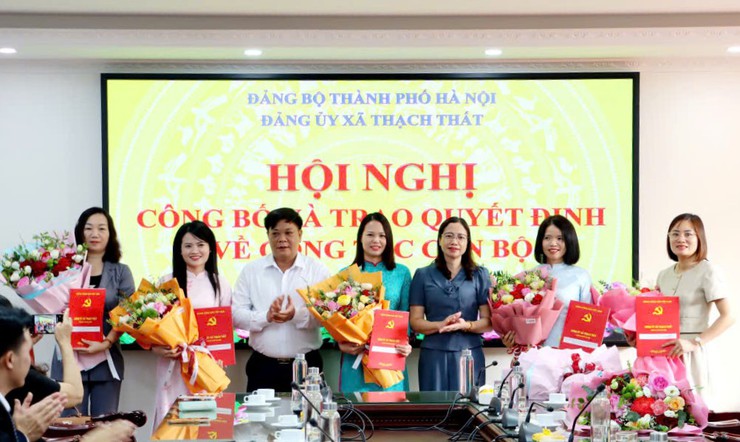 Đảng ủy xã Thạch Thất: Công bố và trao Quyết định về công tác cán bộ- Ảnh 1.