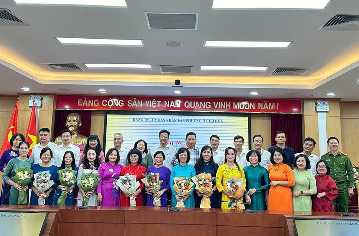 HỘI NGHỊ TRAO QUYẾT ĐỊNH NGHỈ CHẾ ĐỘ CHO CÁC ĐỒNG CHÍ LÃNH ĐẠO, CÔNG CHỨC, VIÊN CHỨC PHƯỜNG Ô CHỢ DỪA- Ảnh 1.