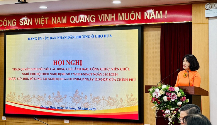 HỘI NGHỊ TRAO QUYẾT ĐỊNH NGHỈ CHẾ ĐỘ CHO CÁC ĐỒNG CHÍ LÃNH ĐẠO, CÔNG CHỨC, VIÊN CHỨC PHƯỜNG Ô CHỢ DỪA- Ảnh 2.