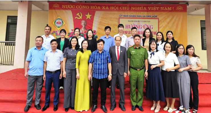 UBND XÃ DÂN HÒA TỔ CHỨC THÀNH CÔNG LỄ PHÁT ĐỘNG ĐIỂM HƯỞNG ỨNG “ NGÀY PHÁP LUẬT NƯỚC CỘNG HOÀ XÃ HỘI CHỦ NGHĨA VIỆT NAM”  NĂM 2025
- Ảnh 1.