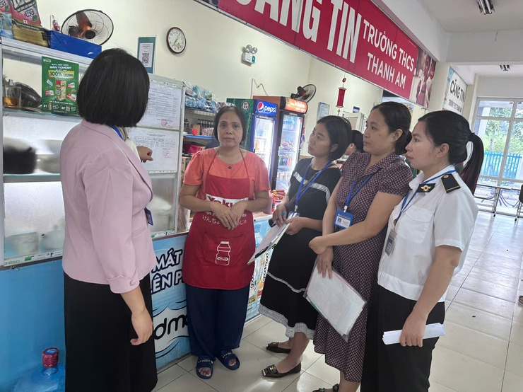 Phường Việt Hưng kiểm tra đột xuất công tác an toàn thực phẩm tại các  trường học trên địa bàn- Ảnh 4.
