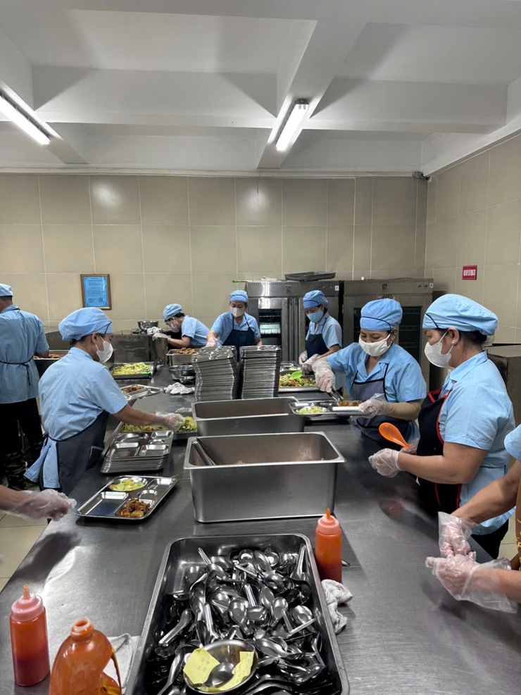 Phường Việt Hưng kiểm tra đột xuất công tác an toàn thực phẩm tại các  trường học trên địa bàn- Ảnh 5.