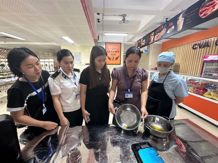 Phường Việt Hưng kiểm tra đột xuất công tác an toàn thực phẩm tại các  trường học trên địa bàn- Ảnh 3.