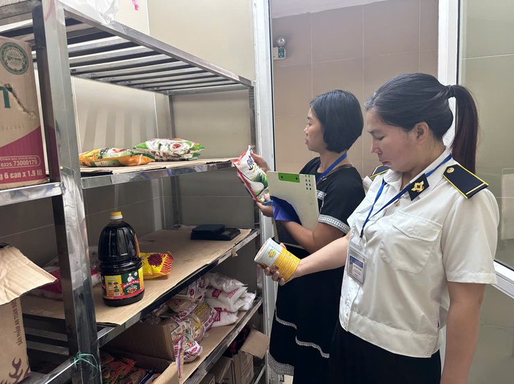 Phường Việt Hưng kiểm tra đột xuất công tác an toàn thực phẩm tại các  trường học trên địa bàn- Ảnh 1.