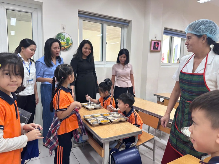 Phường Việt Hưng kiểm tra đột xuất công tác an toàn thực phẩm tại các  trường học trên địa bàn- Ảnh 6.