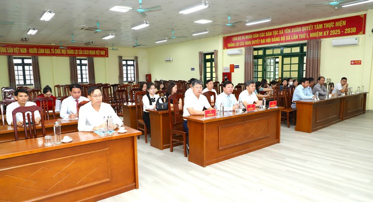 Yên Xuân: Hội nghị công bố và trao quyết định về công tác cán bộ- Ảnh 1.