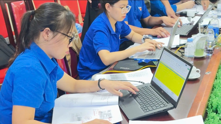 Tuổi trẻ xã Phù Đổng chung tay làm sạch cơ sở dữ liệu đất đai- Ảnh 2.