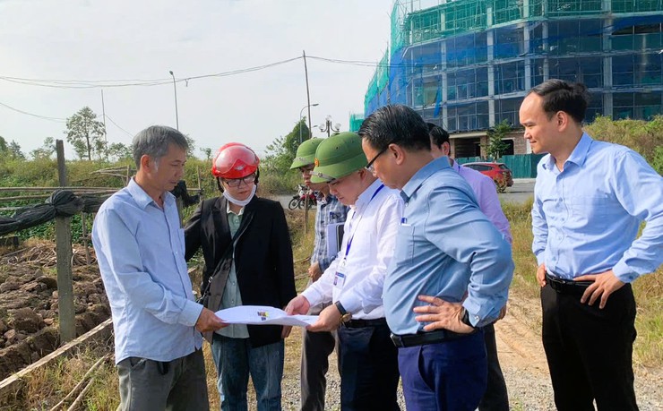 Đồng chí Vũ Duy Hùng - Chủ tịch UBND phường Tây Tựu kiểm tra tiến độ thực hiện một số dự án trên địa bàn phường.- Ảnh 1.