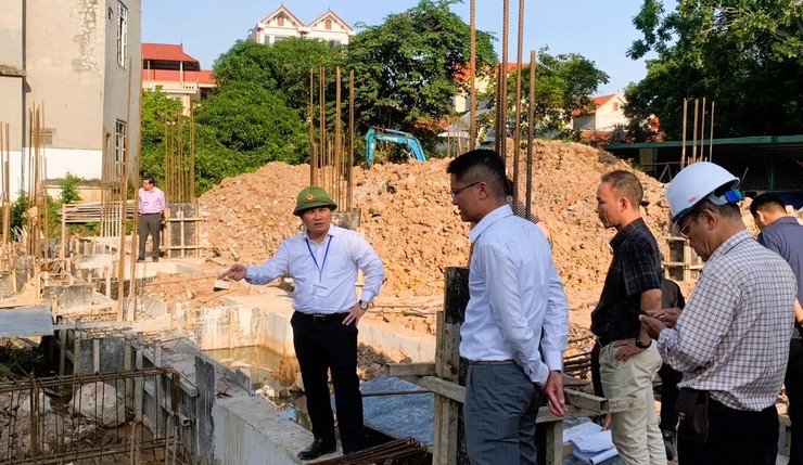 Đồng chí Vũ Duy Hùng - Chủ tịch UBND phường Tây Tựu kiểm tra tiến độ thực hiện một số dự án trên địa bàn phường.- Ảnh 2.