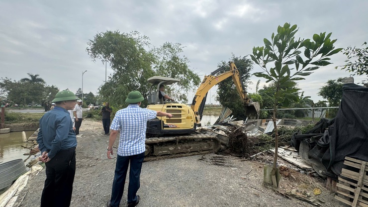 UBND xã Tam Hưng tổ chức cưỡng chế, buộc thực hiện biện pháp khắc phục hậu quả các công trình vi phạm trật tự xây dựng- Ảnh 5.