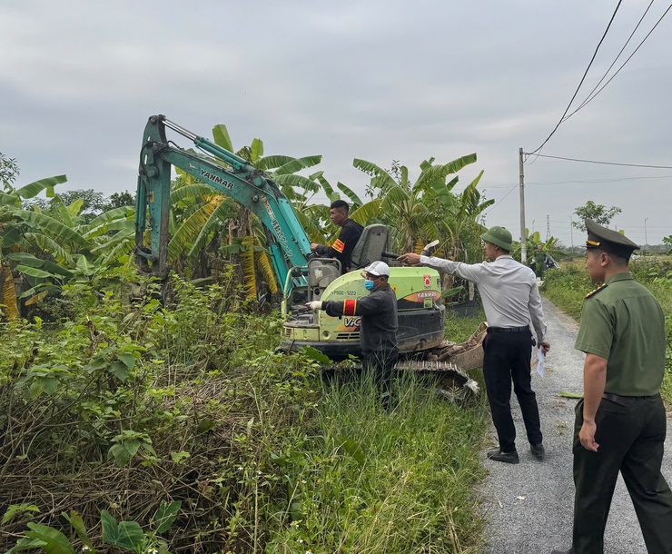 UBND xã Tam Hưng tổ chức cưỡng chế, buộc thực hiện biện pháp khắc phục hậu quả các công trình vi phạm trật tự xây dựng- Ảnh 6.