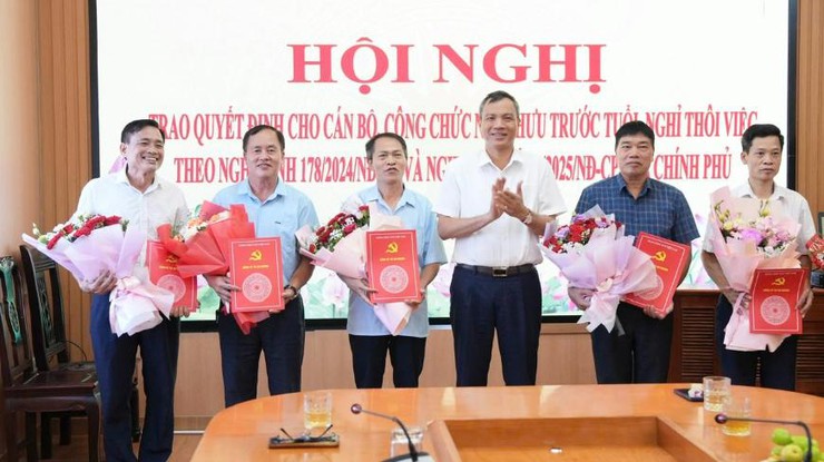 An Khánh trao Quyết định cho cán bộ, công chức nghỉ hưu trước tuổi, nghỉ thôi việc theo Nghị định số 178 của Chính phủ- Ảnh 5.