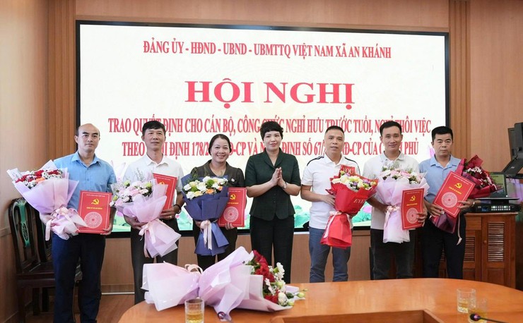 An Khánh trao Quyết định cho cán bộ, công chức nghỉ hưu trước tuổi, nghỉ thôi việc theo Nghị định số 178 của Chính phủ- Ảnh 7.