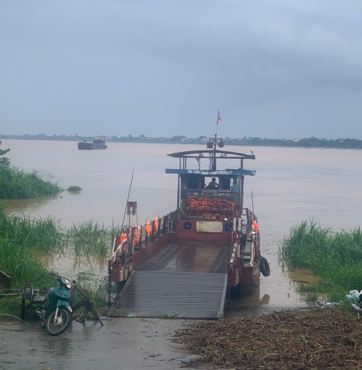 Cảnh báo đảm bảo an toàn cho người dân khi đi đò, qua ngầm tràn trong thời gian mở cửa xả lũ- Ảnh 1.