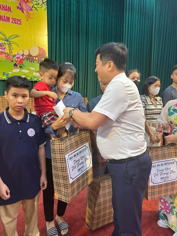 XÃ SÓC SƠN TRAO 250 SUẤT QUÀ CHO TRẺ EM NHÂN DỊP TẾT TRUNG THU 2025- Ảnh 2.