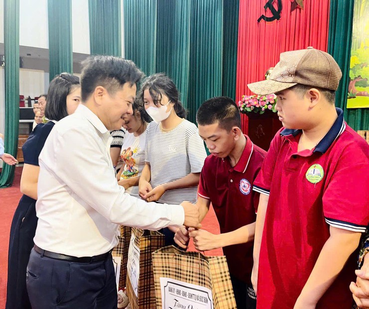 XÃ SÓC SƠN TRAO 250 SUẤT QUÀ CHO TRẺ EM NHÂN DỊP TẾT TRUNG THU 2025- Ảnh 3.