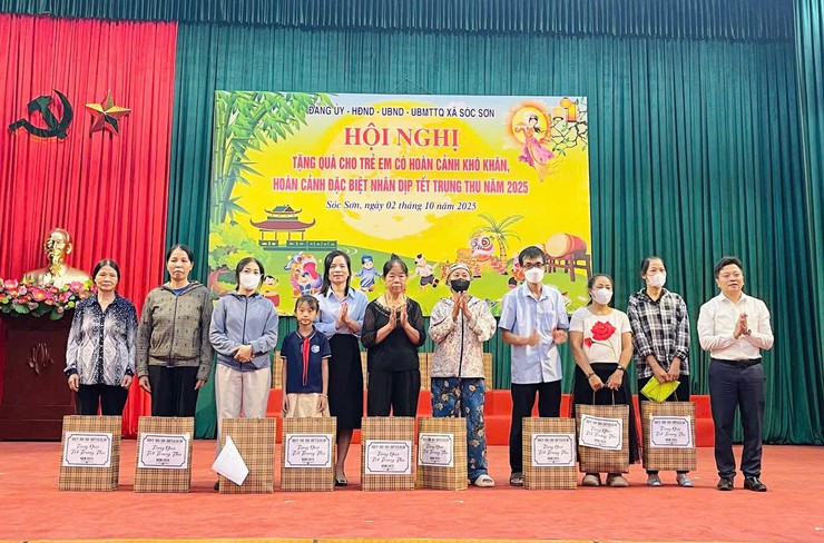 XÃ SÓC SƠN TRAO 250 SUẤT QUÀ CHO TRẺ EM NHÂN DỊP TẾT TRUNG THU 2025- Ảnh 5.