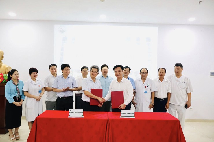 Bệnh viện đa khoa Ba Vì kí kết thỏa thuận chuyển giao kỹ thuật mổ Phaco với Bệnh viện Mắt Trung ương- Ảnh 1.
