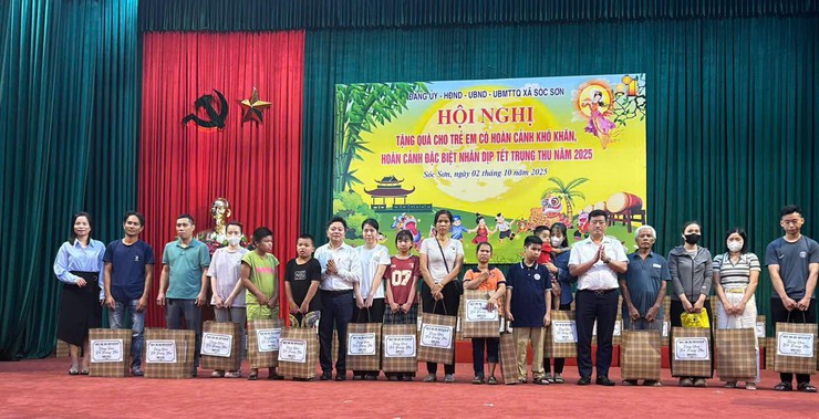 XÃ SÓC SƠN TRAO 250 SUẤT QUÀ CHO TRẺ EM NHÂN DỊP TẾT TRUNG THU 2025- Ảnh 4.