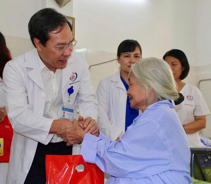 Bệnh viện Đa khoa Đống Đa tặng quà cho người bệnh cao tuổi- Ảnh 1.