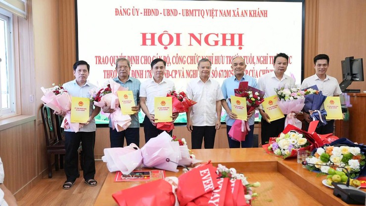 An Khánh trao Quyết định cho cán bộ, công chức nghỉ hưu trước tuổi, nghỉ thôi việc theo Nghị định số 178 của Chính phủ- Ảnh 8.