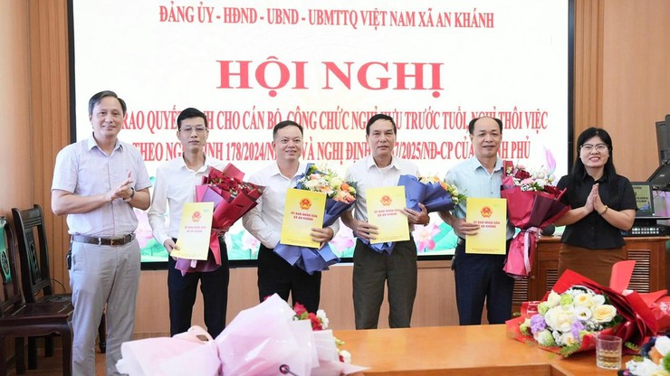 An Khánh trao Quyết định cho cán bộ, công chức nghỉ hưu trước tuổi, nghỉ thôi việc theo Nghị định số 178 của Chính phủ- Ảnh 9.