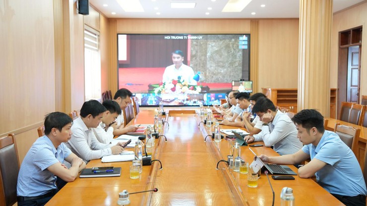 Các đồng chí lãnh đạo xã An Khánh dự Hội nghị giao ban trực tuyến quý III-2025 do Thường trực Thành ủy, HĐND, UBND thành phố Hà Nội tổ chức- Ảnh 1.