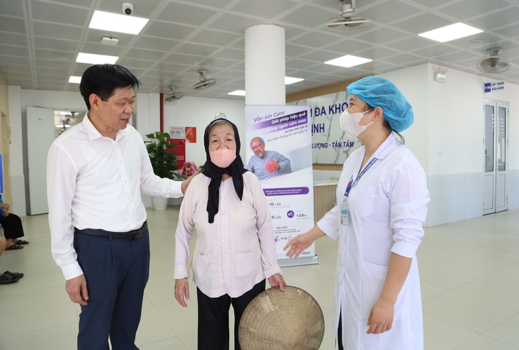 Phó Chủ tịch UBND xã Quang Minh Phạm Anh Tuấn kiểm tra, động viên công tác khám sức khỏe toàn dân - Ảnh 3.