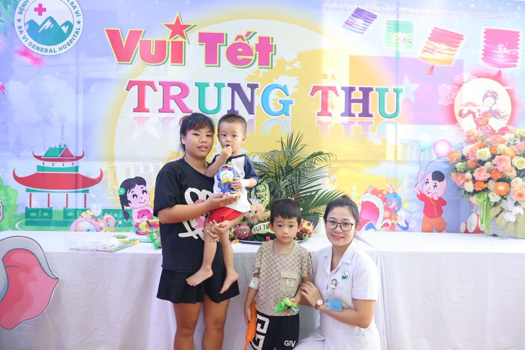 Mang "Trung thu yêu thương" dành tặng cho các bệnh nhi tại BVĐK Ba Vì- Ảnh 1.