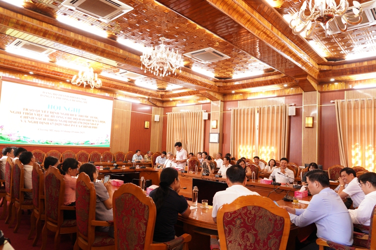 Đảng ủy phường Chương Mỹ tổ chức hội nghị trao Quyết định nghỉ hưu trước tuổi, nghỉ thôi việc cho cán bộ, công chức, viên chức theo Nghị định số 178/2024/NĐ-CP và Nghị định số 67/2025/NĐ-CP của Chính phủ- Ảnh 2.