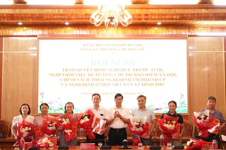 Đảng ủy phường Chương Mỹ tổ chức hội nghị trao Quyết định nghỉ hưu trước tuổi, nghỉ thôi việc cho cán bộ, công chức, viên chức theo Nghị định số 178/2024/NĐ-CP và Nghị định số 67/2025/NĐ-CP của Chính phủ- Ảnh 4.
