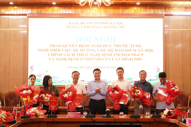 Đảng ủy phường Chương Mỹ tổ chức hội nghị trao Quyết định nghỉ hưu trước tuổi, nghỉ thôi việc cho cán bộ, công chức, viên chức theo Nghị định số 178/2024/NĐ-CP và Nghị định số 67/2025/NĐ-CP của Chính phủ- Ảnh 8.