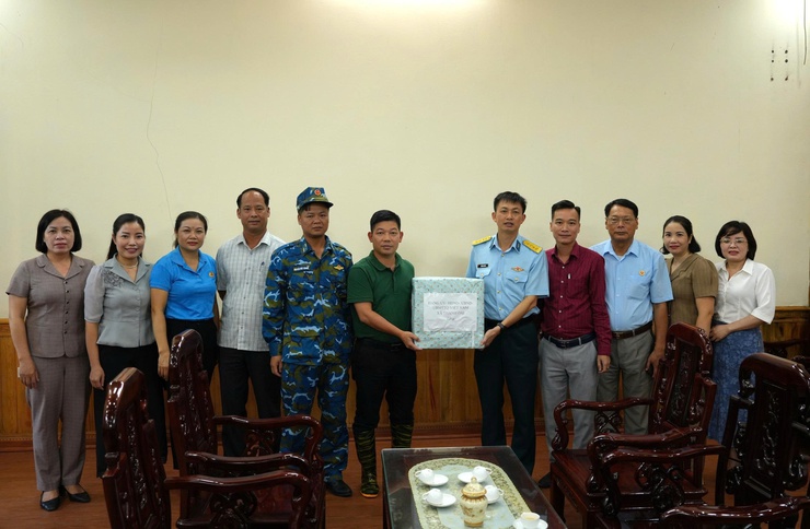 Lãnh đạo xã Thanh Oai động viên lực lượng quân đội giúp Nhân dân thu hoạch lúa mùa- Ảnh 1.