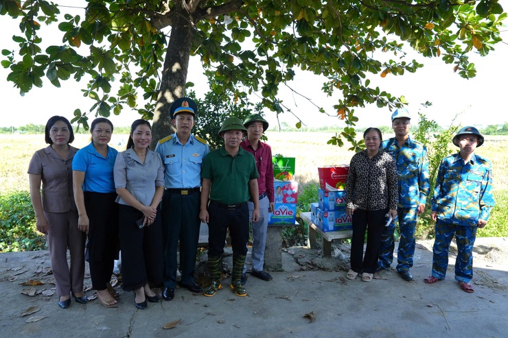 Lãnh đạo xã Thanh Oai động viên lực lượng quân đội giúp Nhân dân thu hoạch lúa mùa- Ảnh 2.