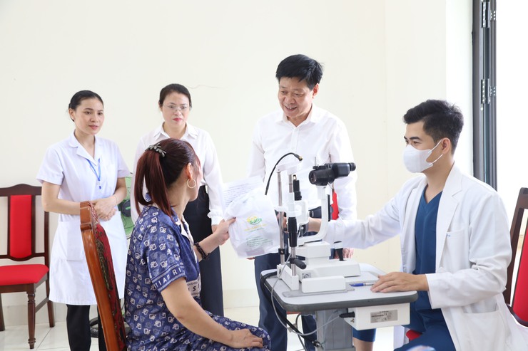 Phó Chủ tịch UBND xã Quang Minh Phạm Anh Tuấn kiểm tra, động viên công tác khám sức khỏe toàn dân - Ảnh 1.