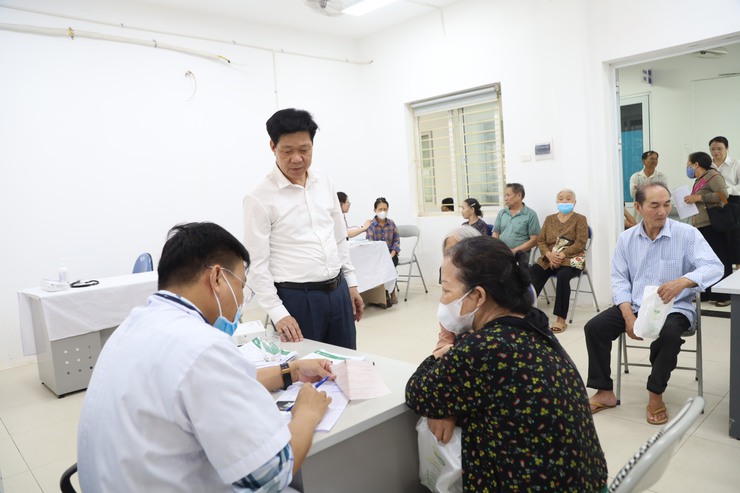 Phó Chủ tịch UBND xã Quang Minh Phạm Anh Tuấn kiểm tra, động viên công tác khám sức khỏe toàn dân - Ảnh 2.