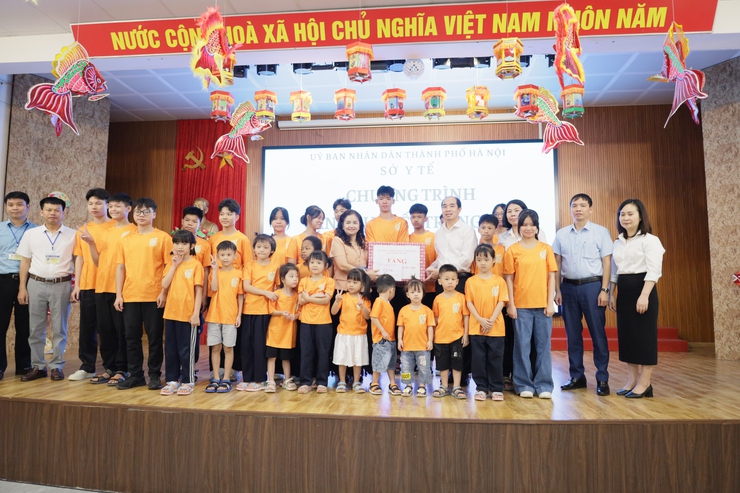 Lãnh đạo Sở Y tế thăm và tặng quà trung thu cho các cháu thiếu nhi- Ảnh 2.