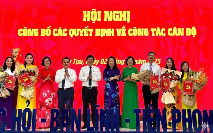 Đảng ủy phường Tây Tựu tổ chức Hội nghị công bố và trao Quyết định về công tác cán bộ- Ảnh 2.