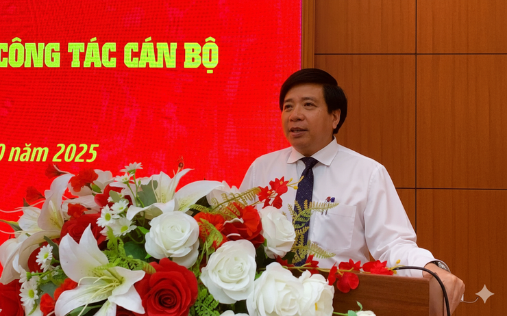Đảng ủy phường Tây Tựu tổ chức Hội nghị công bố và trao Quyết định về công tác cán bộ- Ảnh 1.