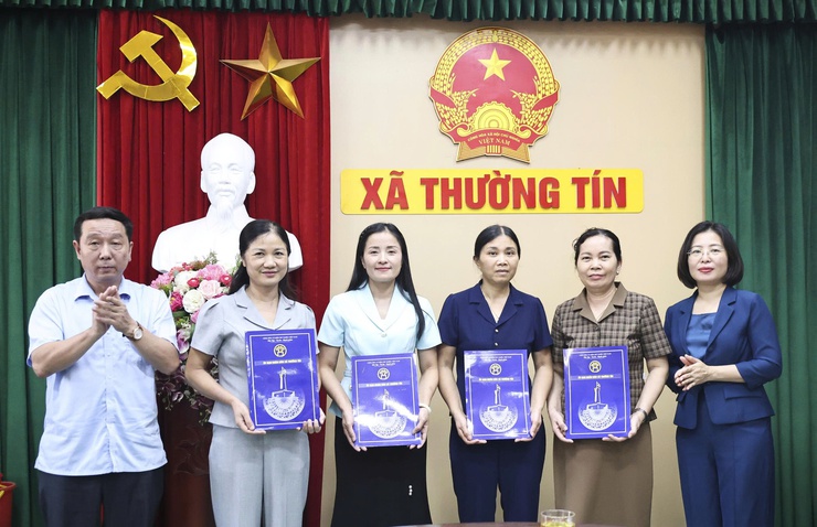 UBND xã Thường Tín trao quyết định điều động và bổ nhiệm và bổ nhiệm lại các chức vụ quản lý các trường mầm non, tiểu học công lập trực thuộc xã.- Ảnh 1.